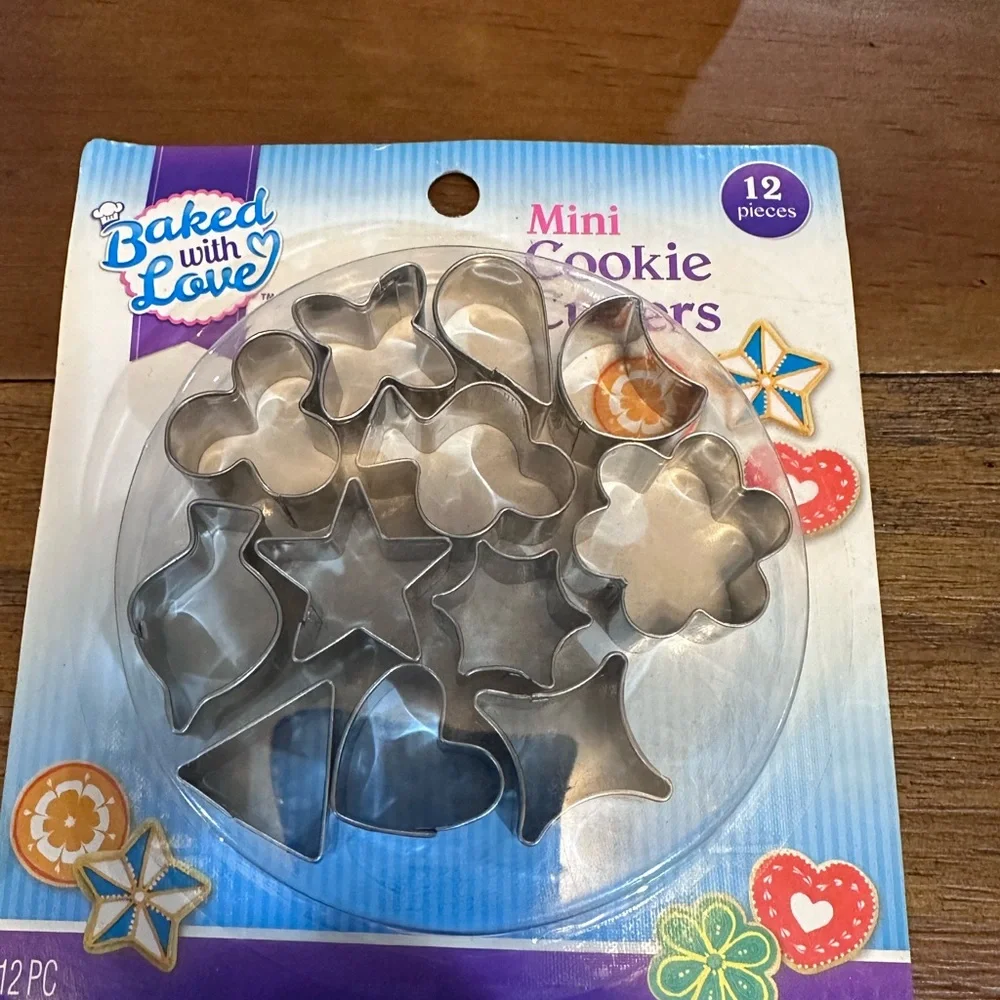 Baking‎ Supplies Bundle – Mini Cookie Cutters, Cupcake Liners & Icing Tips (New)